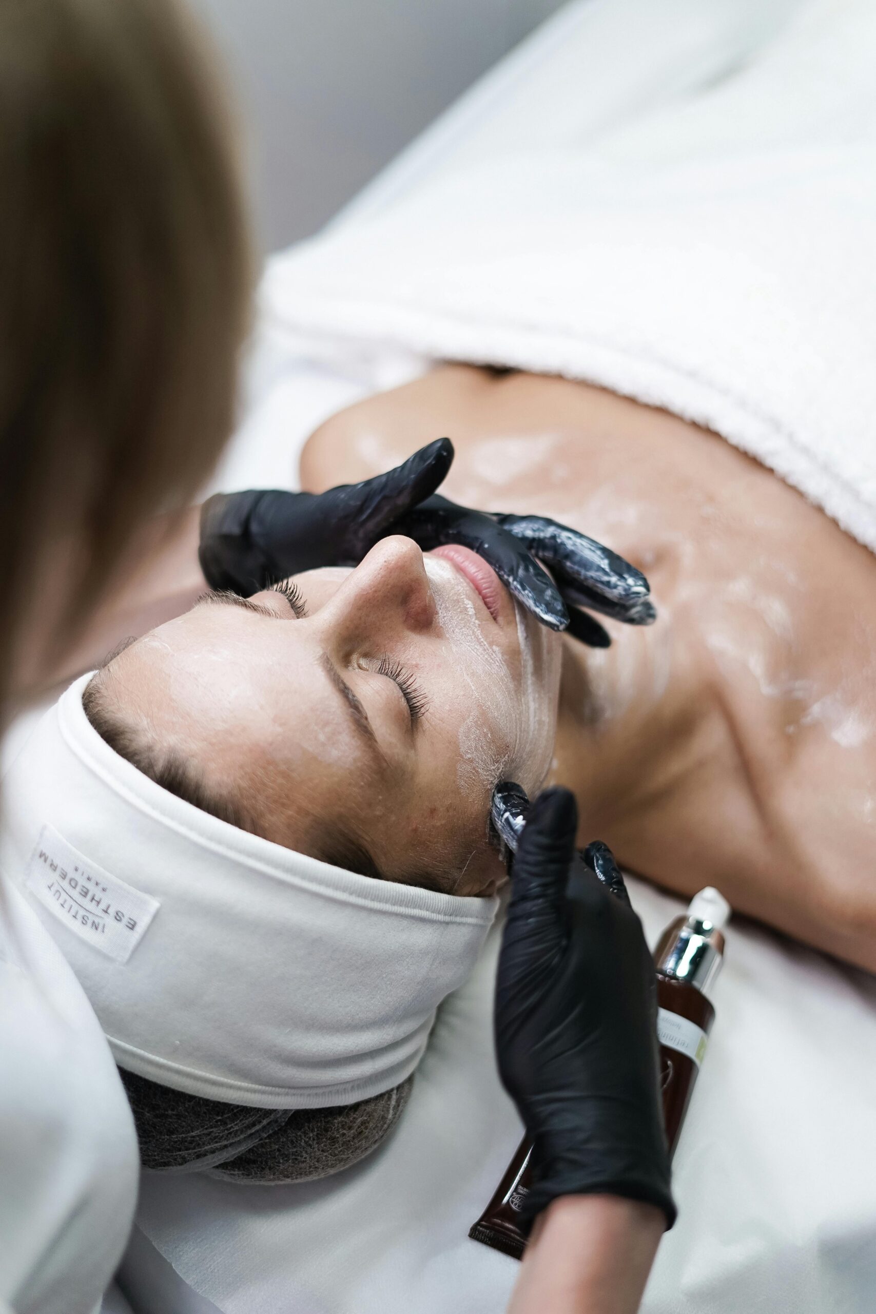 Carbon Doll Facial – Deep Pore Cleansing & Glow